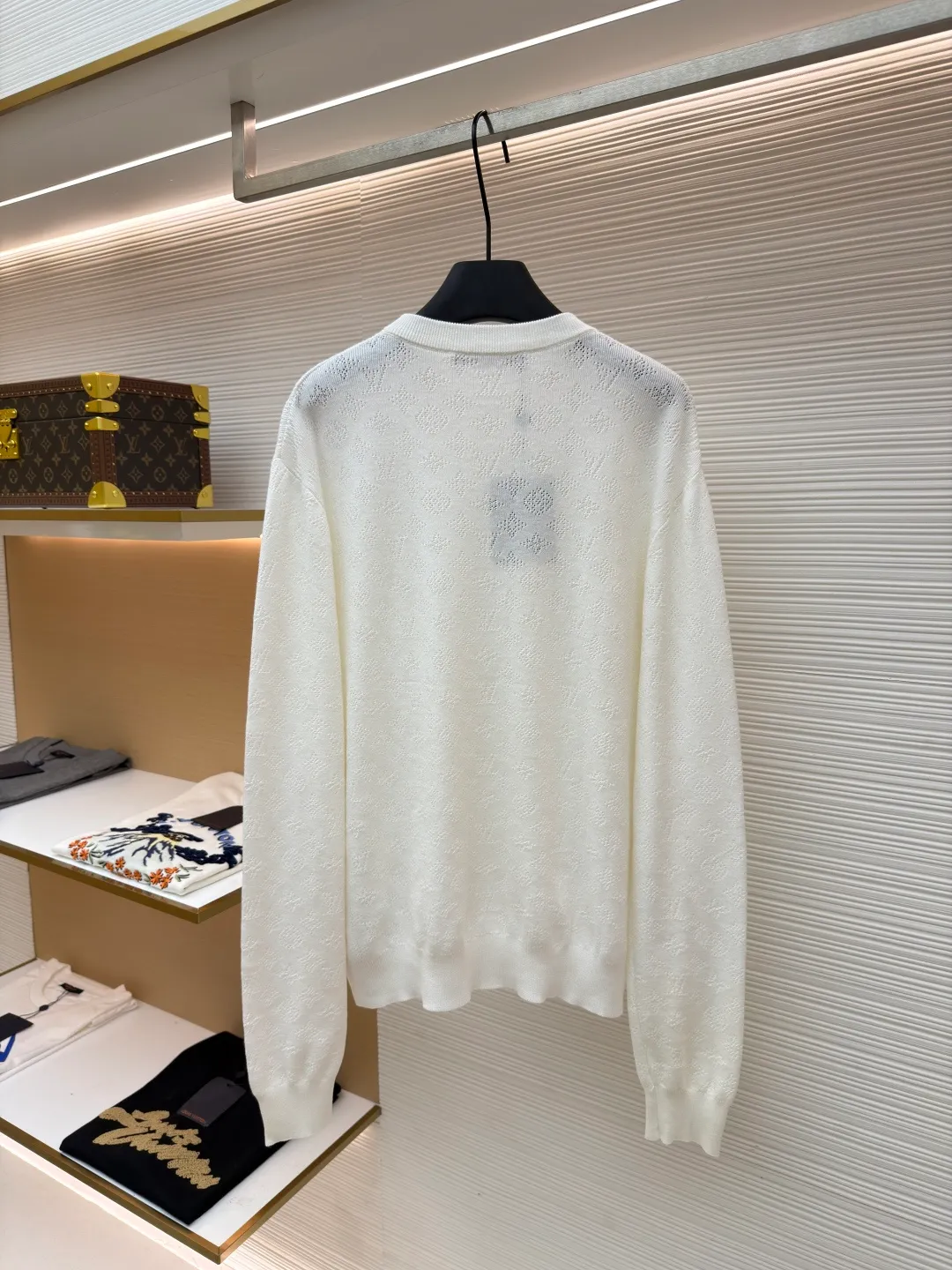 LOUIS VUITTON cotton round neck long-sleeved sweater with pick stitching ●Original version: purchased and developed by 12929 ●Item number: 1681422-A75 ●Fabric: combed cotton gauze fabric ●Technology: jacquard production ●Color: white ●Version: fitted version ●Weight: about 410 grams ●Size: S-M-L-XL ●Description: Through precision hollow knitting technology, it presents the brand's classic Monogram texture, with both soft texture and transparent design. The round neck design is processed through the narrowing and seaming process, making the collar shape flat and fitting the neck. The whole body texture uses intarsia knitting technology, and the pattern is delicate and three-dimensional, integrating with the fabric, making the brand highly recognizable. The cuffs are ribbed knitted to fit the wrist tightly and have excellent resilience. The overall tailoring is a form-fitting version, and the multi-piece knitted structure is spliced. The lines are smooth and natural when worn. It not only shows the luxurious texture of knitted items, but also highlights the brand's high-end craftsmanship through exquisite hollowing technology. It is a boutique item that combines fashion sense and wearing comfort. The overall wiring is straight and delicate, the fabric is comfortable and soft, and the color is consistent without color difference. It can be matched with the same style to create a fashionable look and control various occasions. Customized accessories, complete with three standards, same style for men and women!